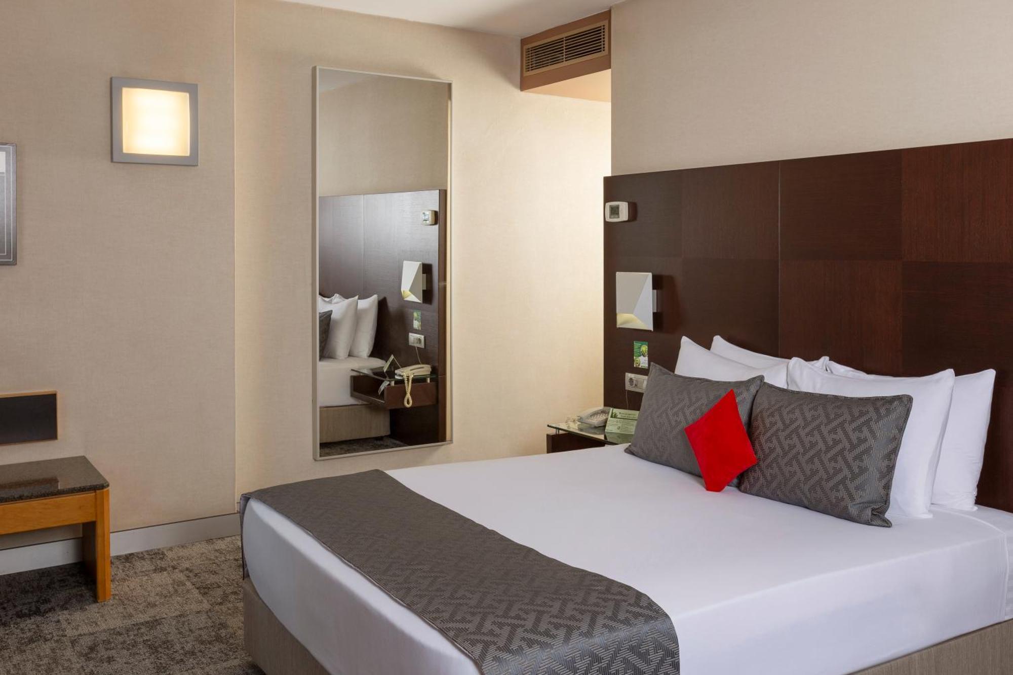 Deluxe Corner Room